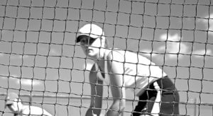 woman playing tennis with sun hat