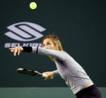 Lea Jansen hitting a drive on the court