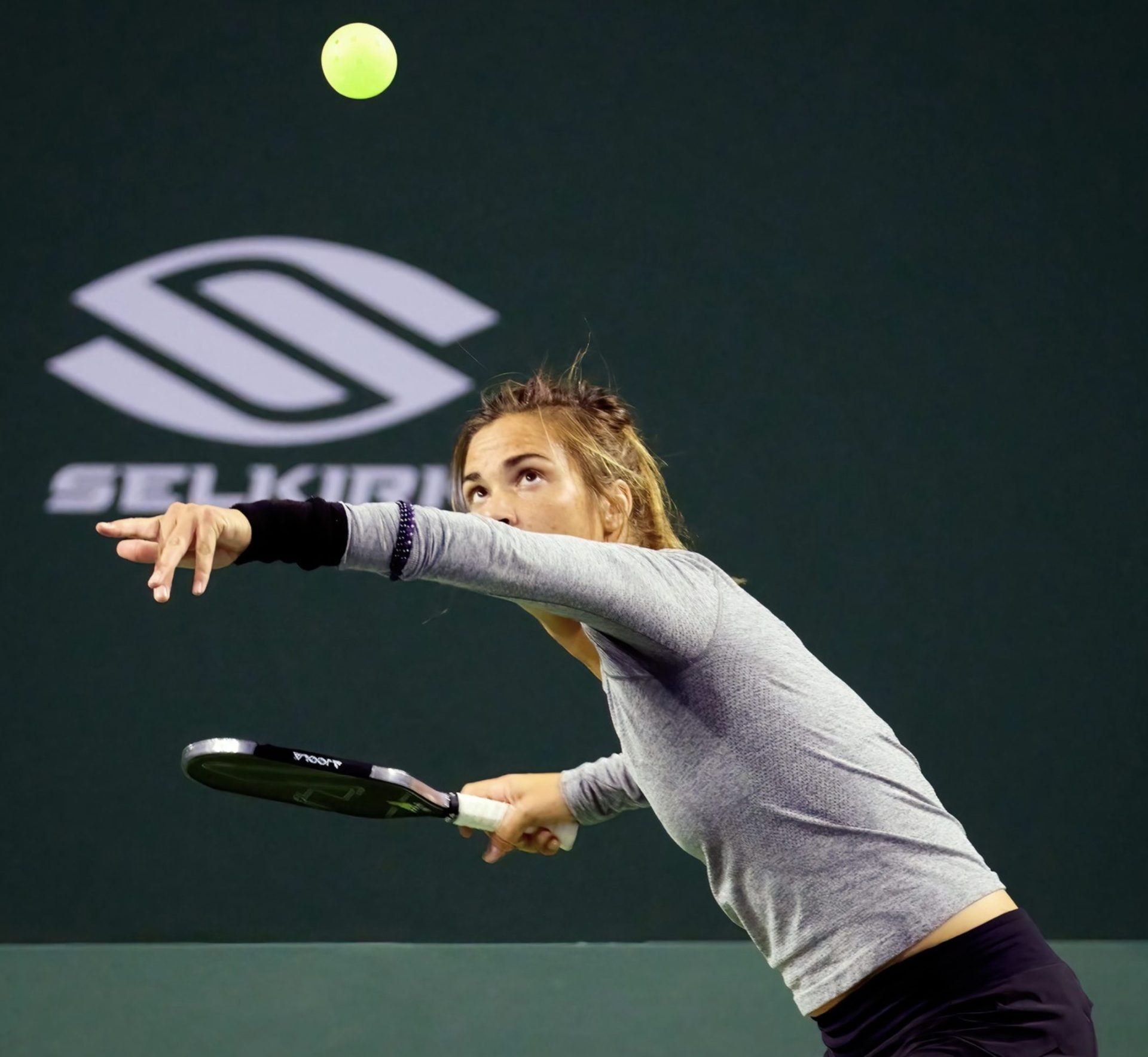 Lea Jansen hitting a drive on the court