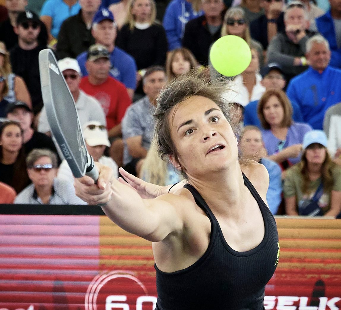 Lea Jansen reaching for a pickleball